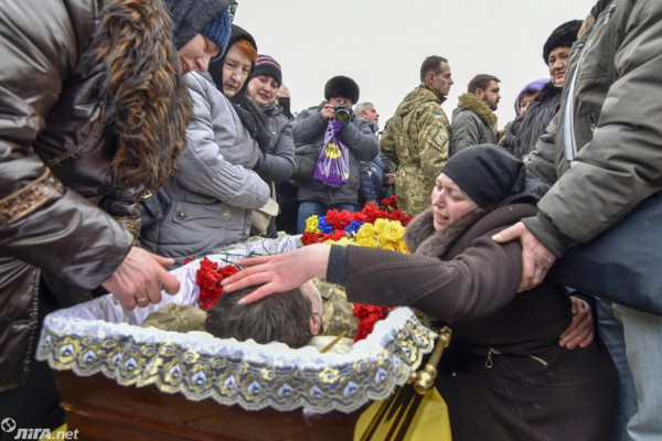 На Майдане 1 февраля 2017 года простились с погибшими бойцами 72 ОМБР. Четверо бойцов погибли в боях 29 января, еще трое - 30 января.