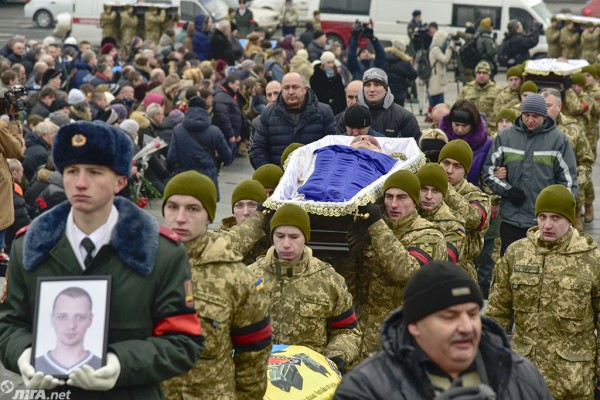 На Майдане 1 февраля 2017 года простились с погибшими бойцами 72 ОМБР. Четверо бойцов погибли в боях 29 января, еще трое - 30 января.