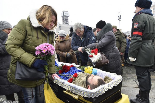 На Майдане 1 февраля 2017 года простились с погибшими бойцами 72 ОМБР. Четверо бойцов погибли в боях 29 января, еще трое - 30 января.