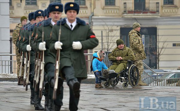 На Майдане 1 февраля 2017 года простились с погибшими бойцами 72 ОМБР. Четверо бойцов погибли в боях 29 января, еще трое - 30 января.