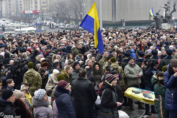 На Майдане 1 февраля 2017 года простились с погибшими бойцами 72 ОМБР. Четверо бойцов погибли в боях 29 января, еще трое - 30 января.