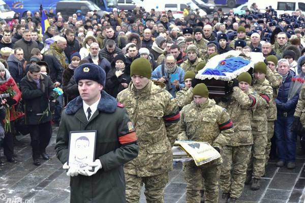 На Майдане 1 февраля 2017 года простились с погибшими бойцами 72 ОМБР. Четверо бойцов погибли в боях 29 января, еще трое - 30 января.