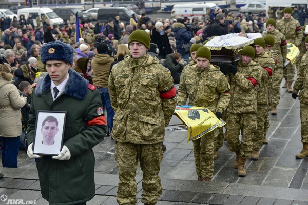 На Майдане 1 февраля 2017 года простились с погибшими бойцами 72 ОМБР. Четверо бойцов погибли в боях 29 января, еще трое - 30 января.