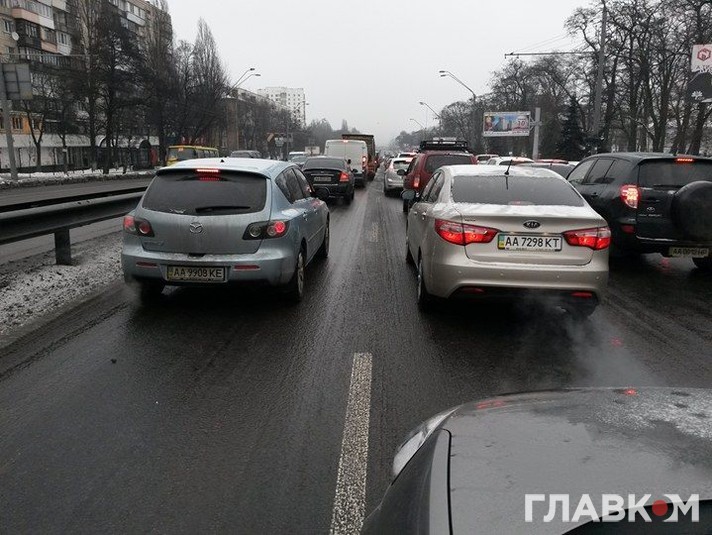 Через потрійну ДТП на проспекті Перемоги кияни не можуть вчасно потрапити на роботу dqxikeidqxitkant