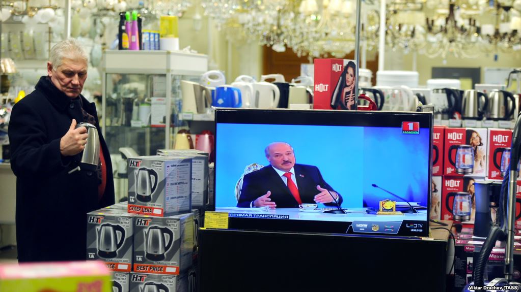 Трансляція «Великого розмови» з президентом Білорусі Олександром Лукашенком у одному з магазинів побутової техніки dqxikeidqxiqqeant