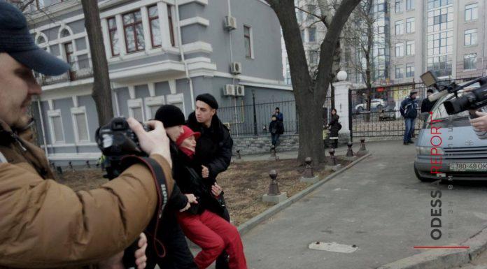 begemot, begemotmedia, новости, женщину, Одесса, георгиевкася ленточка, Украина, Аллея Славы, полиция, задержание dqxikeidqxiqqeant