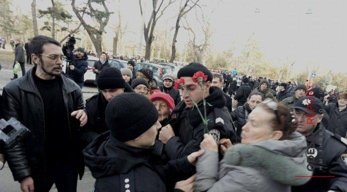 begemot, begemotmedia, новости, женщину, Одесса, георгиевкася ленточка, Украина, Аллея Славы, полиция, задержание