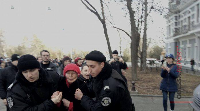 begemot, begemotmedia, новости, женщину, Одесса, георгиевкася ленточка, Украина, Аллея Славы, полиция, задержание