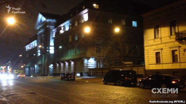 Кортеж Порошенка біля СБУ dqxikeidqxitkant