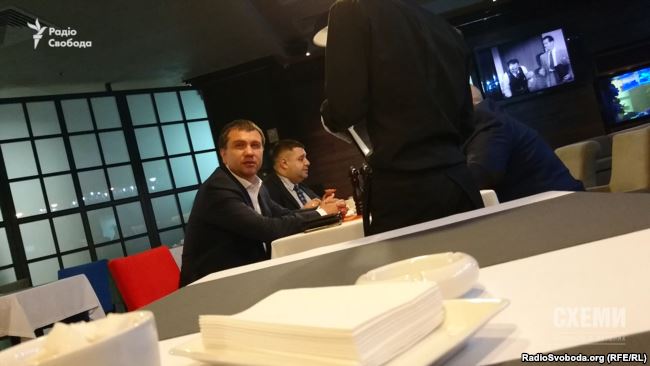 16 травня 2016 року. Суддя Павло Вовк з народним депутатом від БПП Олександром Грановським у ресторані в центрі Києва