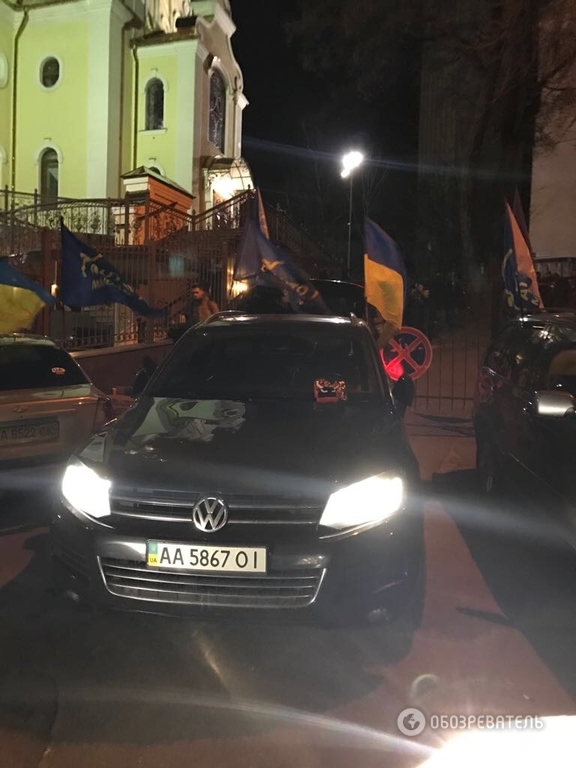 Активисты показали роскошные автомобили "Автомайдана"