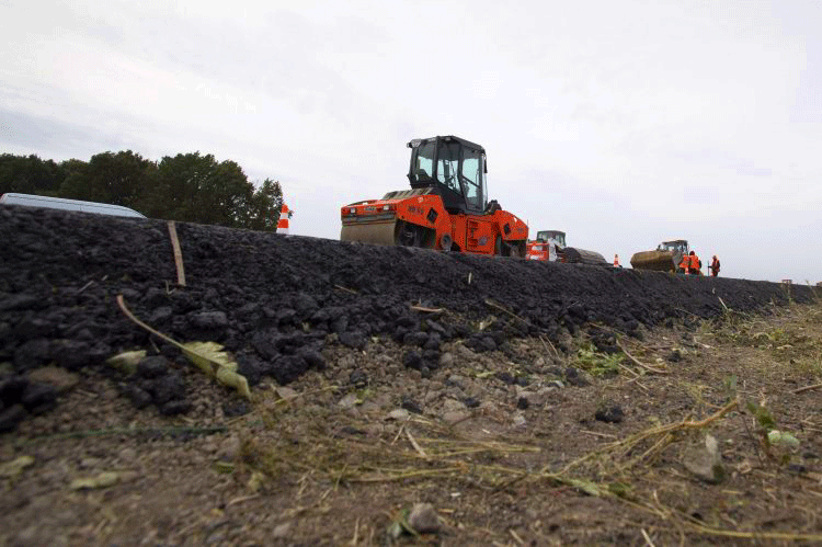 В 2015-2016 гг. строительство инженерных сооружений (в том числе дорог) на Ровенщине сократилось вчетверо В 2015-2016 гг. строительство инженерных сооружений (в том числе дорог) на Ровенщине сократилось вчетверо. Фото: УНИАН