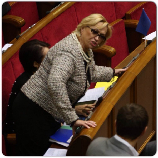 Александра Кужель голосует за себя и за соседа в июне 2014-го (фото Chesno.org)