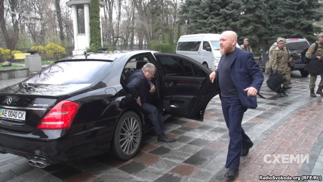 «Приватний помічник» відкриває двері автівки депутату Олександру Вілкулу («Опозиційний блок») dqxikeidqxiqqeant