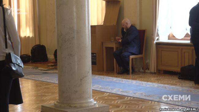 «Приватний помічник» Олександра Вілкула («Опозиційний блок») чекає на депутата у кулуарах парламенту