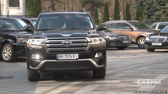 Авто народних депутатів біля Верховної Ради