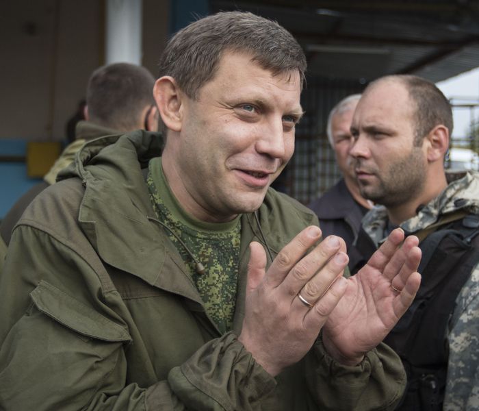 Prime Minister of the self-proclaimed Donetsk People’s Republic Alexander Zakharchenko (L) gestures during his election campaign tour to the southern coastal town of Novoazovsk, October 18, 2014. REUTERS/Shamil Zhumatov (UKRAINE - Tags: POLITICS CIVIL UNREST CONFLICT)
