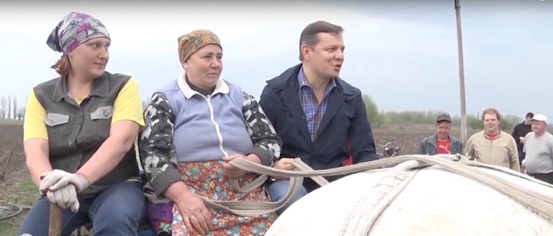 Народный депутат Олег Ляшко с тружениками села dqxikeidqxiqqeant