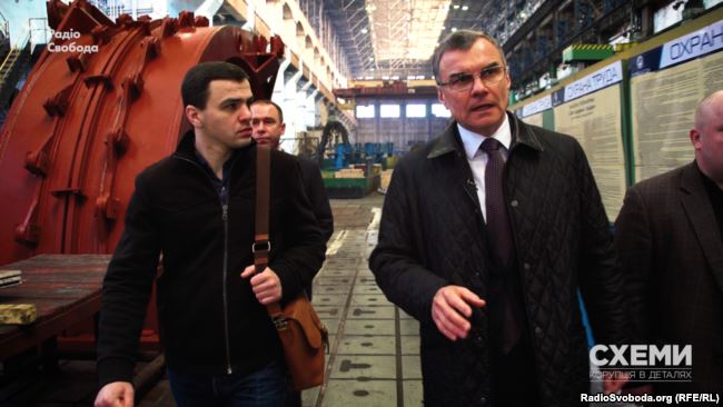 Журналіст програми «Схеми» Олександр Чорновалов (л) на заводі «Турбоатом» у супроводі генерального директора підприємства Віктора Суботіна