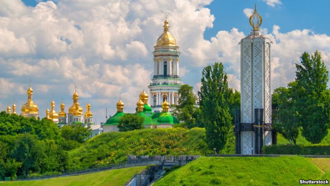 Вигляд на Києво-Печерську лавру з боку «Меморіалу жертв Голодомору» (ліворуч), що присвячений загиблим під час геноциду в Україні в 1932-33 роках, здійсненого тодішнім комуністичним режимом СРСР dqxikeidqxiqqeant