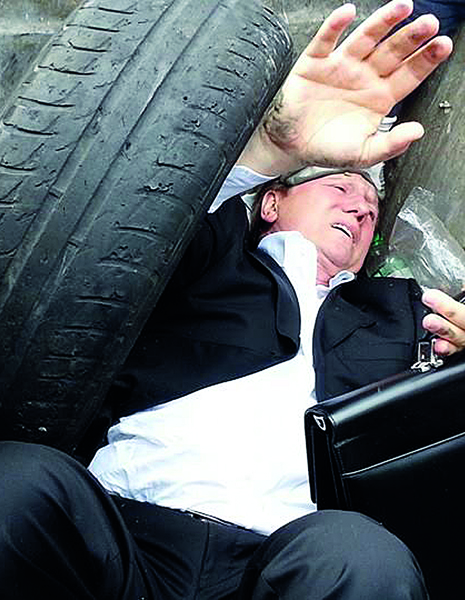 Виталий Журавский во время люстрации. Фото: akamaihd.net