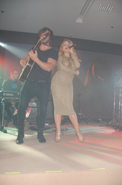 Тина Кароль в откровенном наряде устроила горячие танцы в Киеве - 48371 Тина Кароль в откровенном наряде устроила горячие танцы в Киеве - фото 48371