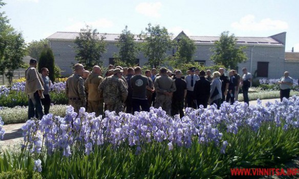 В Винницкой обл. зажгли шины возле сельсовета и разбили стекло в двери, глава сельсовета отказалась выйти к протестующим