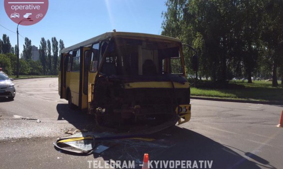 На Борщаговке столкнулись маршрутка и автобус, 31.05.17 dqxikeidqxiqqeant