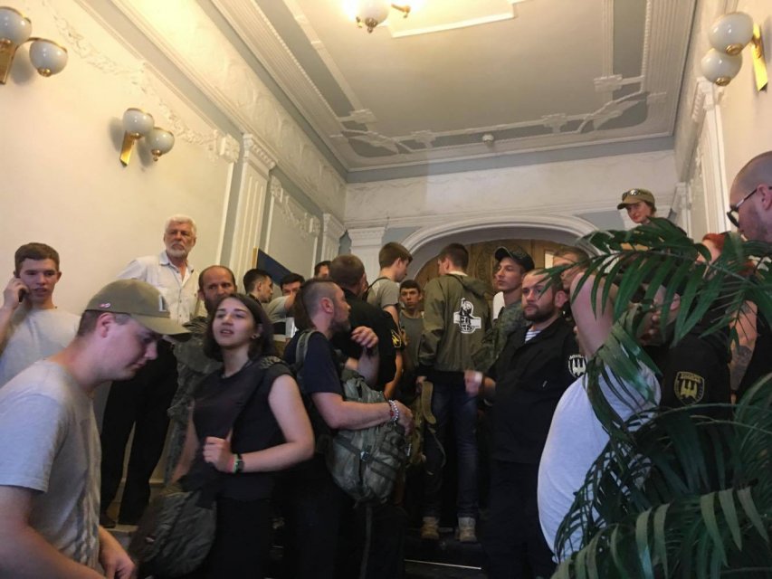 Сторонники блогера, призывавшего сорвать мобилизацию устроили потасовку в центре Киева - 50077 Сторонники блогера, призывавшего сорвать мобилизацию устроили потасовку в центре Киева - фото 50077 dqxikeidqxiqqeant