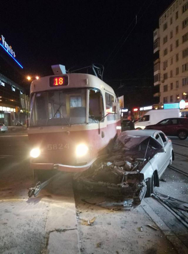 Нардеп Барна на автомобиле врезался в трамвай в столице и госпитализирован, - источник 03 Нардеп Барна на автомобиле врезался в трамвай в столице и госпитализирован, - источник 03