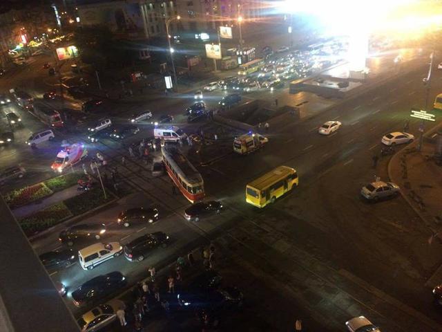 Нардеп Барна на автомобиле врезался в трамвай в столице и госпитализирован, - источник 05 Нардеп Барна на автомобиле врезался в трамвай в столице и госпитализирован, - источник 05