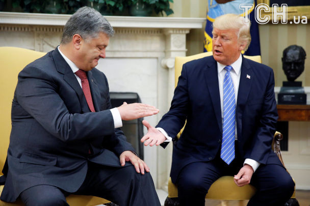U.S. President Donald Trump shakes hands with Ukraine’s President Petro Poroshenko in the Oval Office at the White House in Washington, U.S., June 20, 2017.  REUTERS/Jonathan Ernst