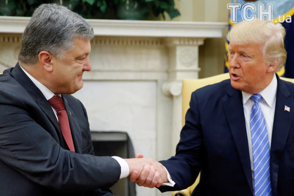 U.S. President Donald Trump shakes hands with Ukraine’s President Petro Poroshenko in the Oval Office at the White House in Washington, U.S., June 20, 2017.  REUTERS/Jonathan Ernst