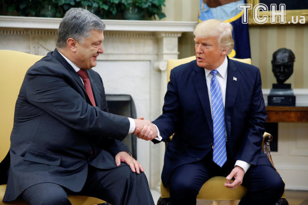 U.S. President Donald Trump shakes hands with Ukraine’s President Petro Poroshenko in the Oval Office at the White House in Washington, U.S. June 20, 2017.  REUTERS/Jonathan Ernst