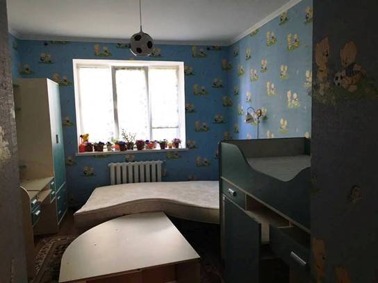 Десяток мужчин ворвались в квартиру, избили женщину с внучкой и выбросили их вещи. Пытались силой выселить людей из квартиры dqxikeidqxiqqeant