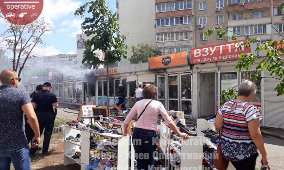 В Киеве загорелись киоски в Дарницком районе dqxikeidqxiqqeant