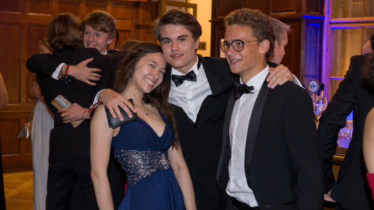 Северин Омелян (в центре) на выпускном вечере dqxikeidqxitkant