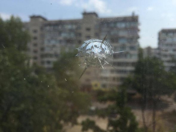 След на окне многоэтажки после обстрелов dqxikeidqxiqqeant