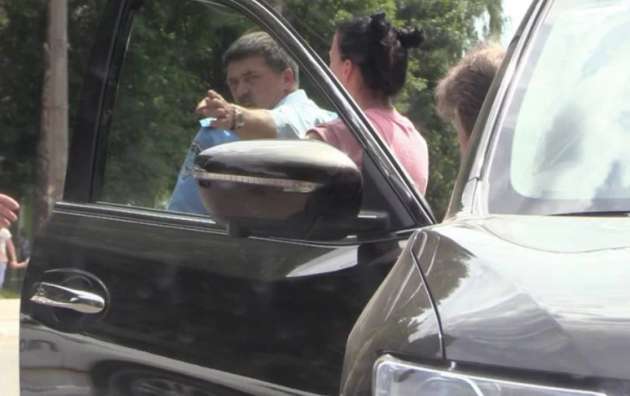 Дочь украинского чиновника ездит на джипе с московскими номерами Дочь украинского чиновника ездит на джипе с московскими номерами dqxikeidqxiqqeant