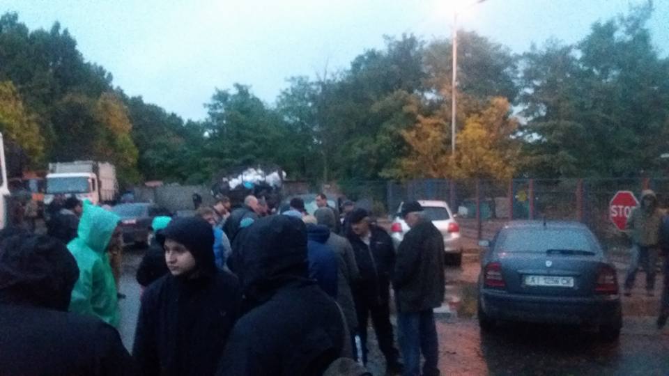 Жители села Подгорцы под Обуховым перекрыли дорогу мусоровозам dqxikeidqxitkant