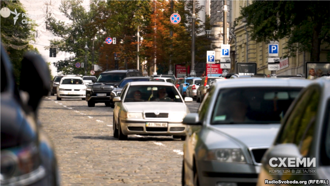 Кортеж перекриває рух зустрічної смуги і виїжджає dqxikeidqxiqqeant