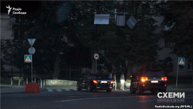 Кортеж Котвіцького перетинає подвійну суцільну смугу, коли до перехрестя - близько ста метрів