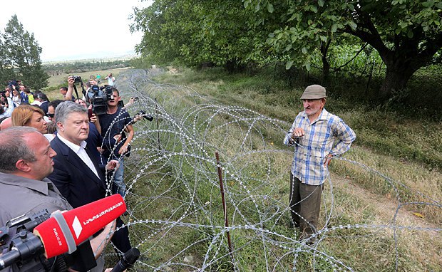 Давид Ванишвили общается с Президентом Украины Петром Порошенко во время визита украинской делегации к линии разграничения