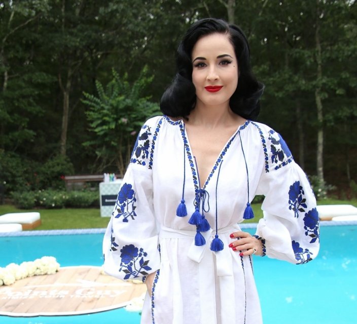 День Независимости: голливудские красавицы в украинских вышиванках - 68915 День Независимости: голливудские красавицы в украинских вышиванках - фото 68915