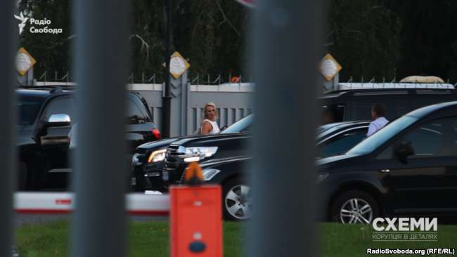 Жінка дуже схожа на Марію Казанцеву виходить з віп-терміналу аеропорту «Бориспіль»