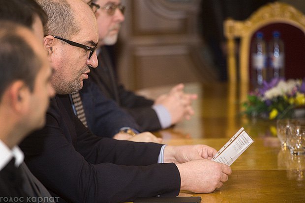 Брензович зачитывает обращение представителей национальных меньшинств Закарпатья