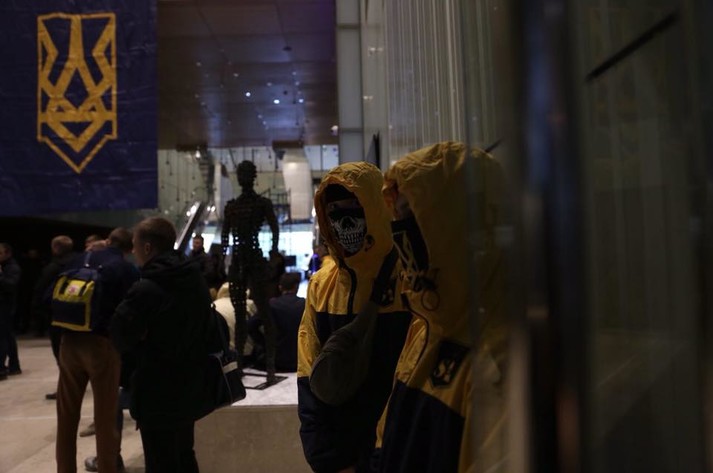 Націоналісти «взяли під свій контроль» вертолітний майданчик Януковича dqxikeidqxiqqeant