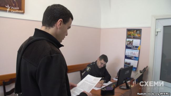 Журналіст програми розслідувань «Схеми» Олександр Чорновалов пише заяву в поліцію