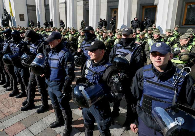 Правоохранители возле Рады / REUTERS dqxikeidqxitkant