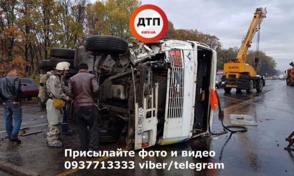 По Киевом перевернулась цистерна с аммиаком